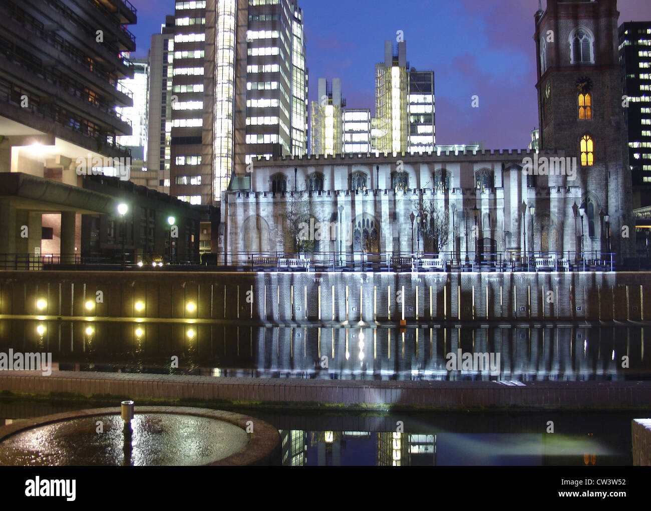 L'art vidéo l'installation sur une terrasse au bord du lac entourant le Barbican Arts Centre, Londres UK Banque D'Images