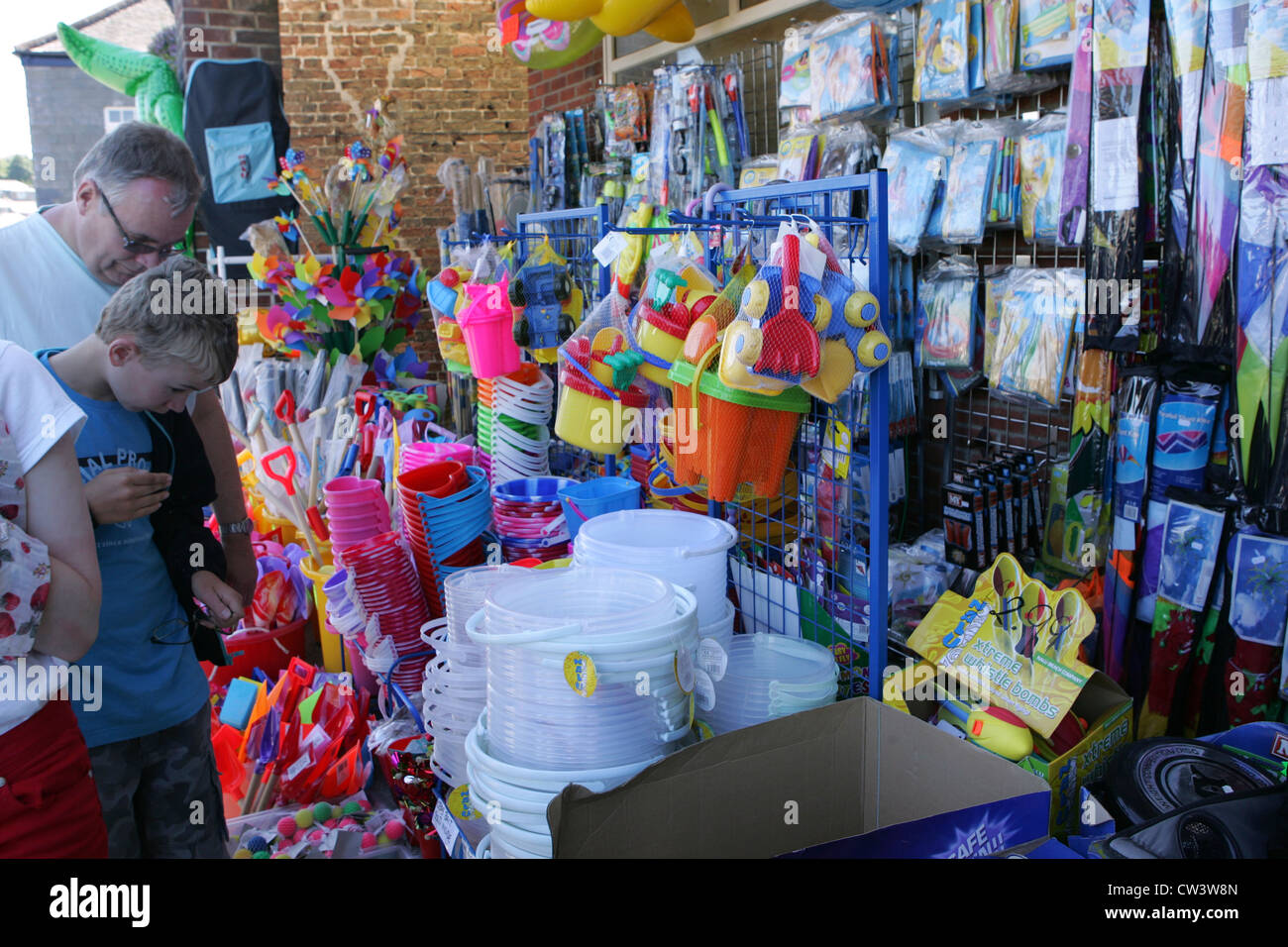 Shop/vendre des seaux et des pelles, pêche et autres marchandises, Padstow, Cornwall, uk Banque D'Images