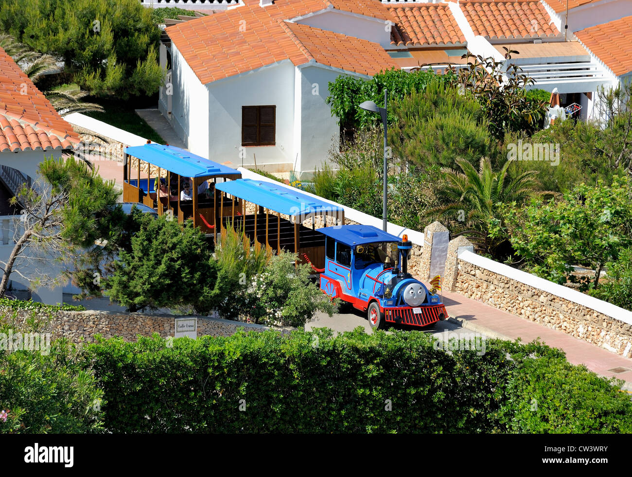 Un train touristique dans les rues de arenal d'en castell espagne Minorque Banque D'Images