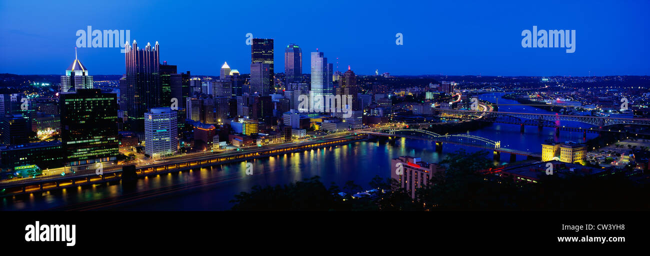 Il s'agit de l'Allegheny et Monongahela, où ils rencontrent la rivière Ohio au crépuscule. C'est la vue depuis le mont Washington. Banque D'Images