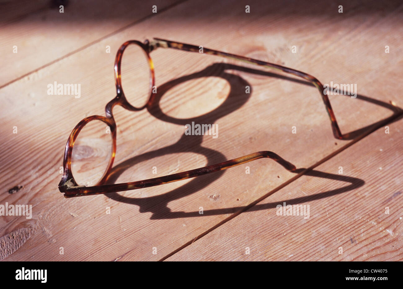 Royaume-uni, Angleterre, Norfolk, paire de lunettes de lecture 1930 avec écaille de cadres sur table en bois Banque D'Images