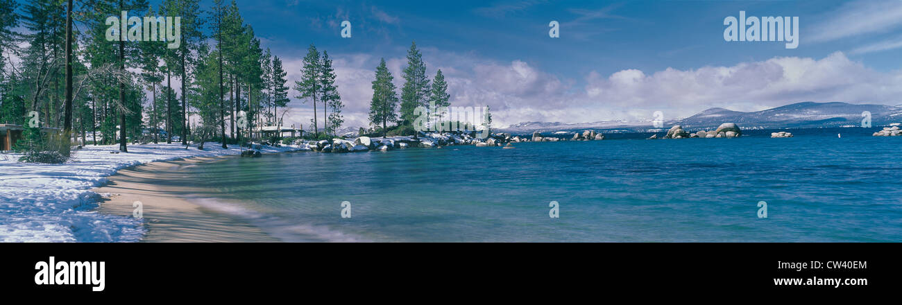 C'est la plage de sable au lac Tahoe. Il montre l'eau turquoise dans l'hiver après une tempête de neige. Banque D'Images