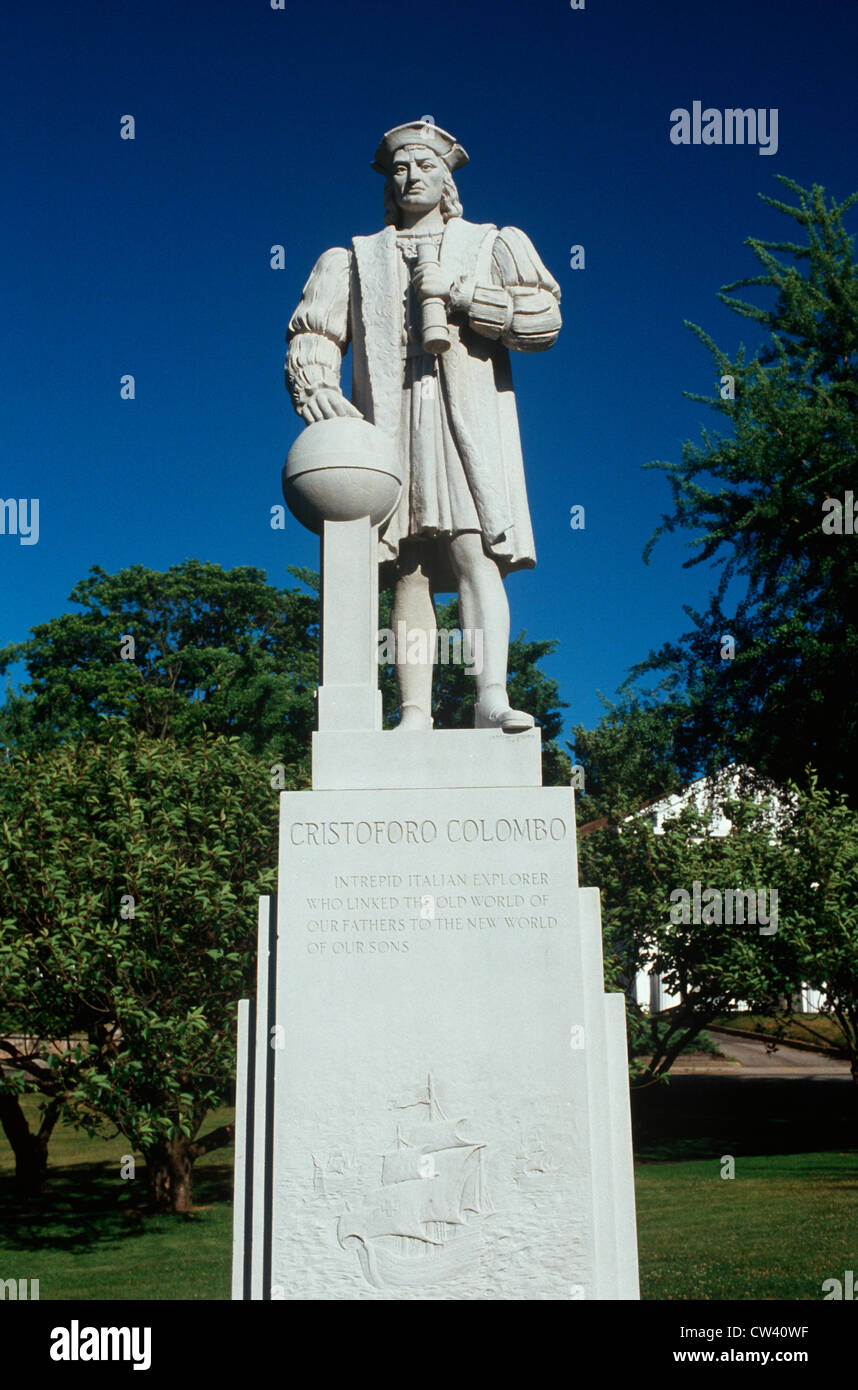 Cette statue montre Christophe Colomb dans un espace public. Il situé sur socle pour commémorer 500 ans depuis sa Banque D'Images