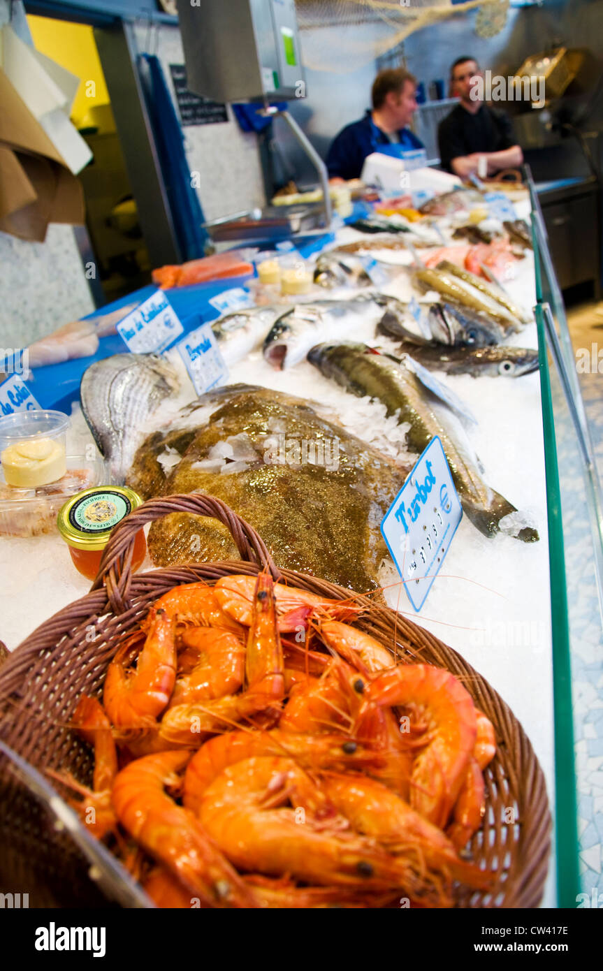 Un étal de poisson parisien en 6e 6e arrondissement Banque D'Images