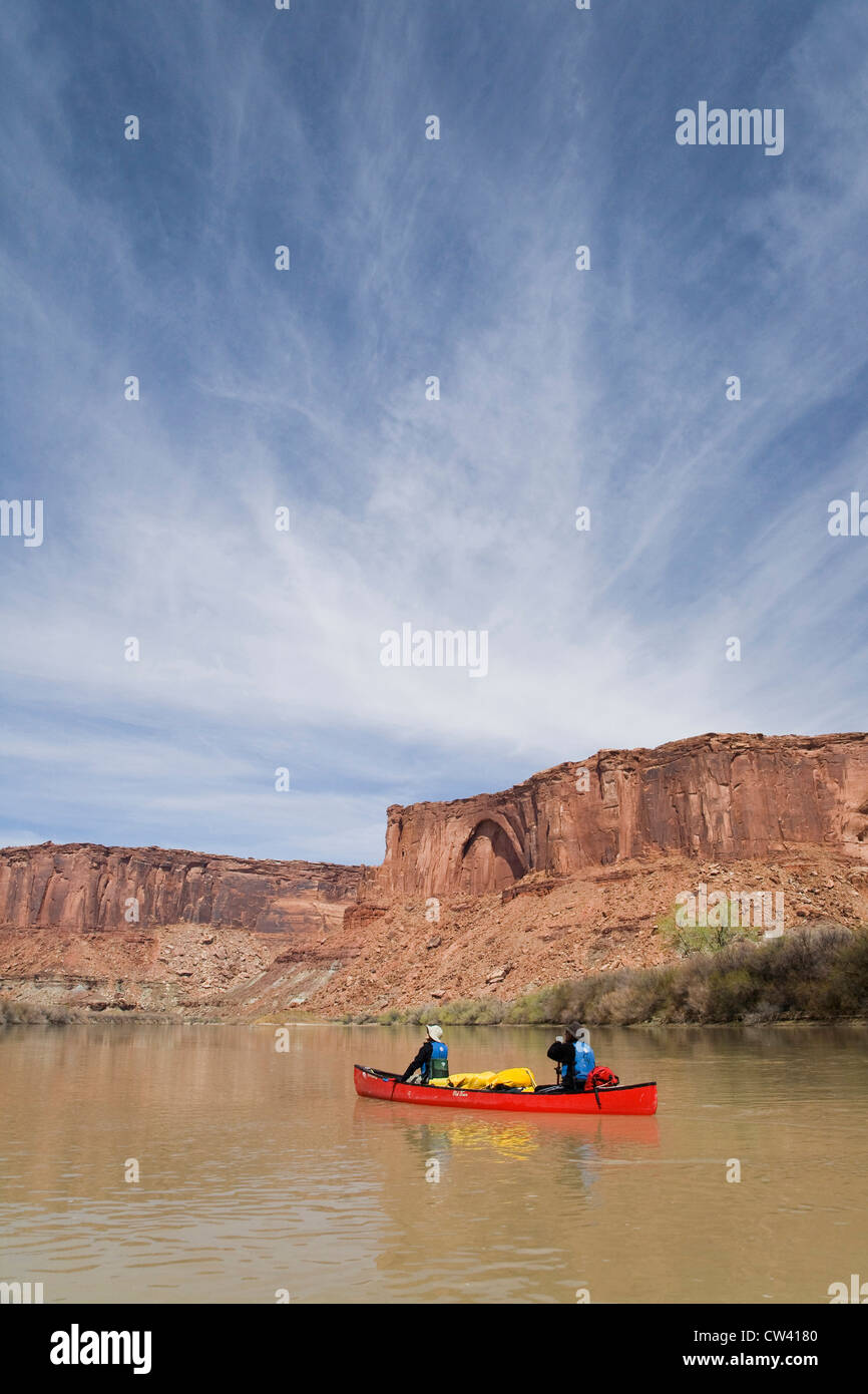 Couple canoë dans une rivière, Green River, Canyonlands National Park, Utah, USA Banque D'Images