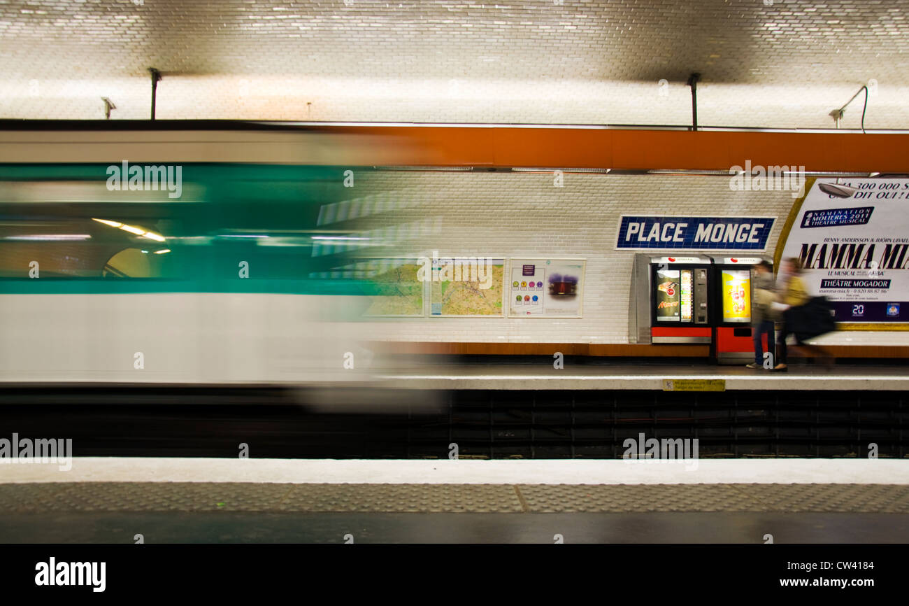 La station de métro Place Monge sur le métro parisien avec flou de vitesse de train en partance Banque D'Images