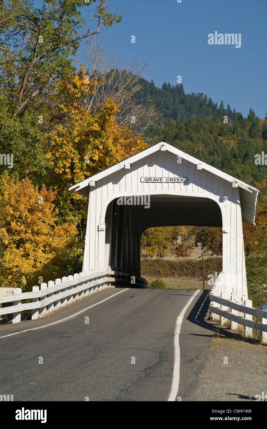 En passant par un pont couvert, le pont couvert du ruisseau Grave, Josephine County, Oregon, USA Banque D'Images