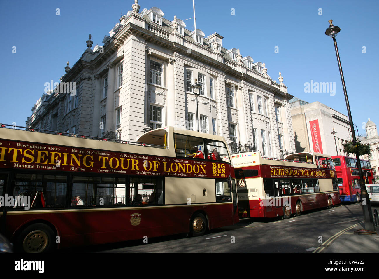 London bus touristiques. Les touristes adorent open-top bus de tournée de leur permettre, une excellente façon de voyager autour de la capitale [éditorial] Banque D'Images