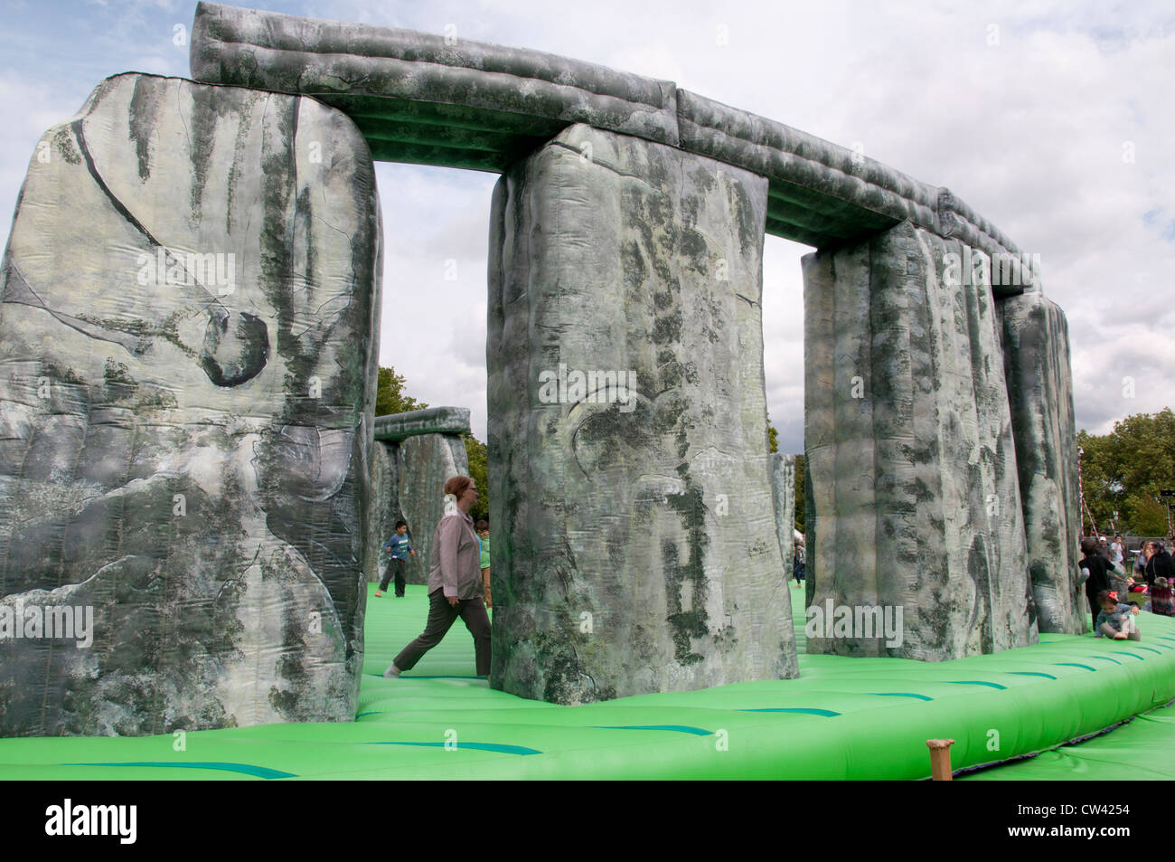 Sacriledge Stonehenge, château gonflable, par Jeremy Deller, partie de l'Olympiade culturelle, London Banque D'Images