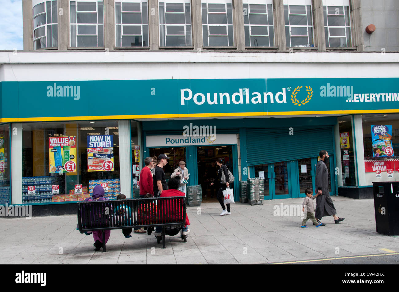 East Ham High Street, London. Poundland Banque D'Images