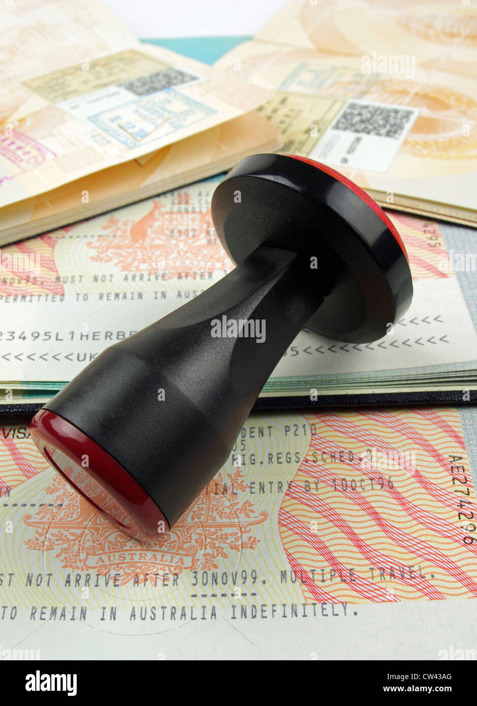 Passeport et visas australiens deux timbres de l'immigration avec un timbre en caoutchouc noir Banque D'Images