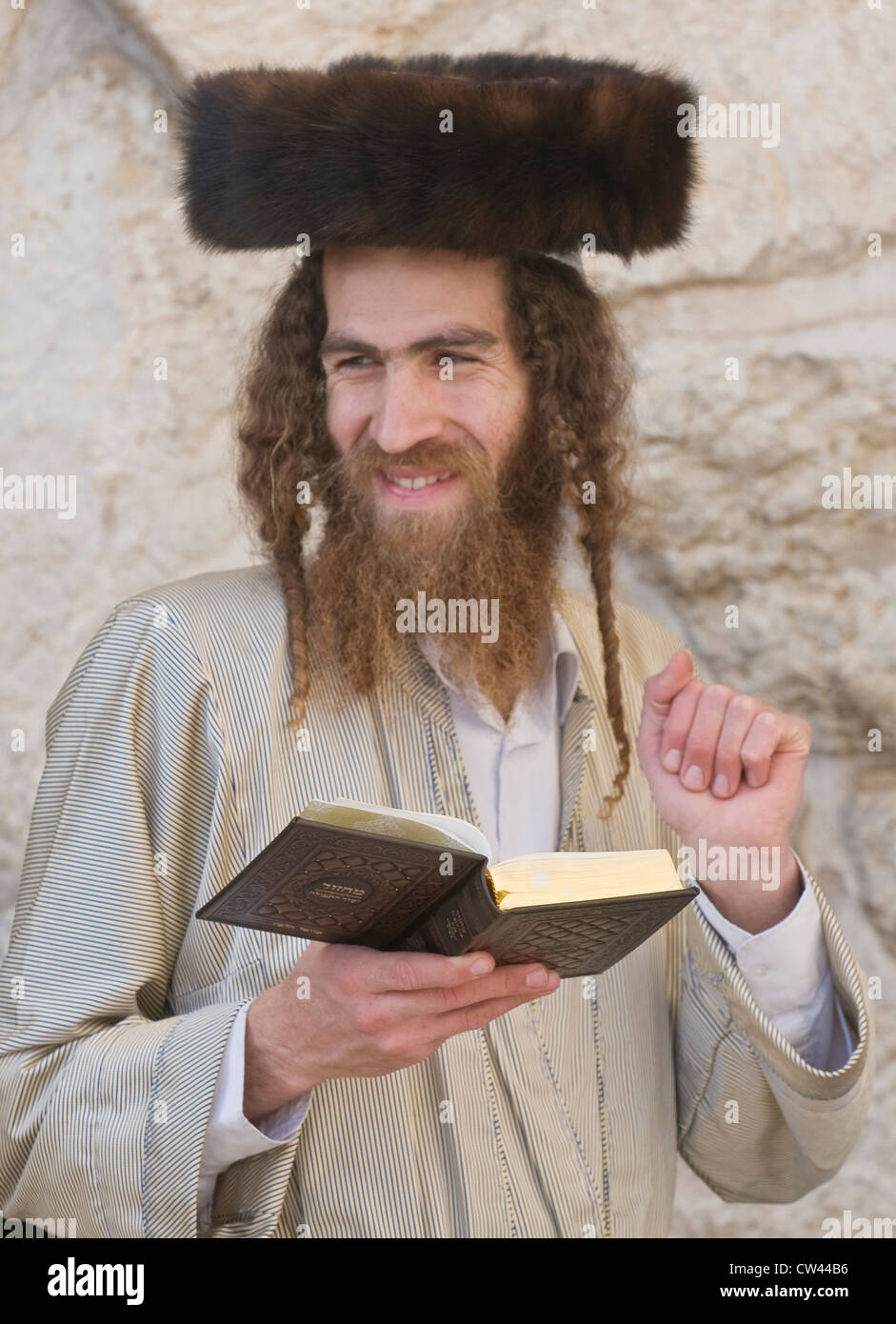 L'homme Juif orthodoxe prie dans le mur occidental au cours de Pâque Banque D'Images