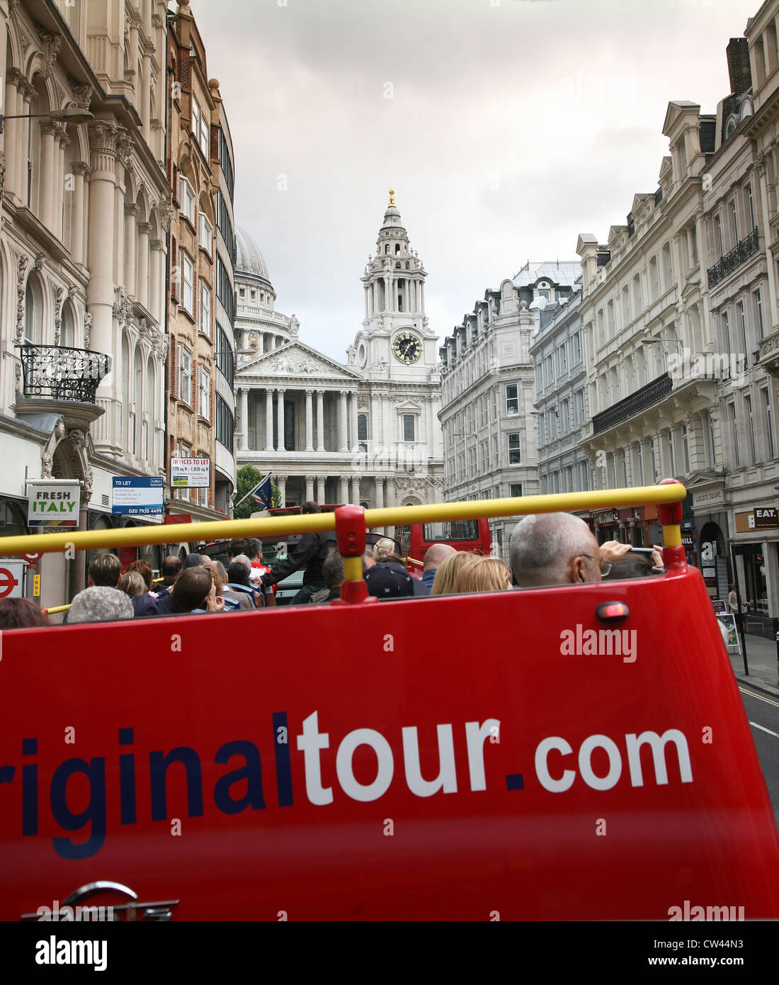 London bus touristiques. Les touristes adorent open-top bus de tournée de leur permettre, une excellente façon de voyager autour de la capitale [éditorial] Banque D'Images