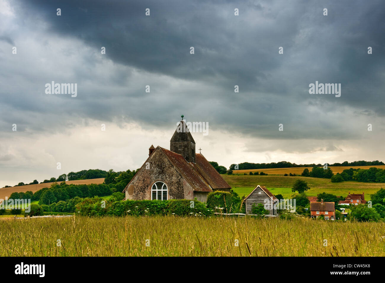 Église de St Hubert à Idsworth Hampshire, entouré de champs de fleurs sauvages Banque D'Images