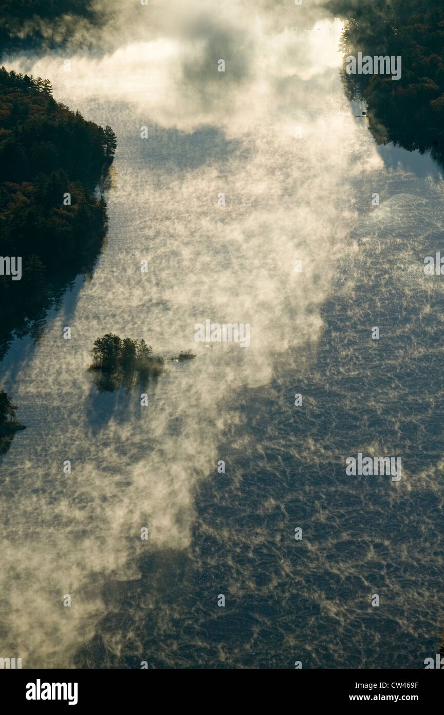 Vue aérienne de brouillard sur, dans le Maine Banque D'Images