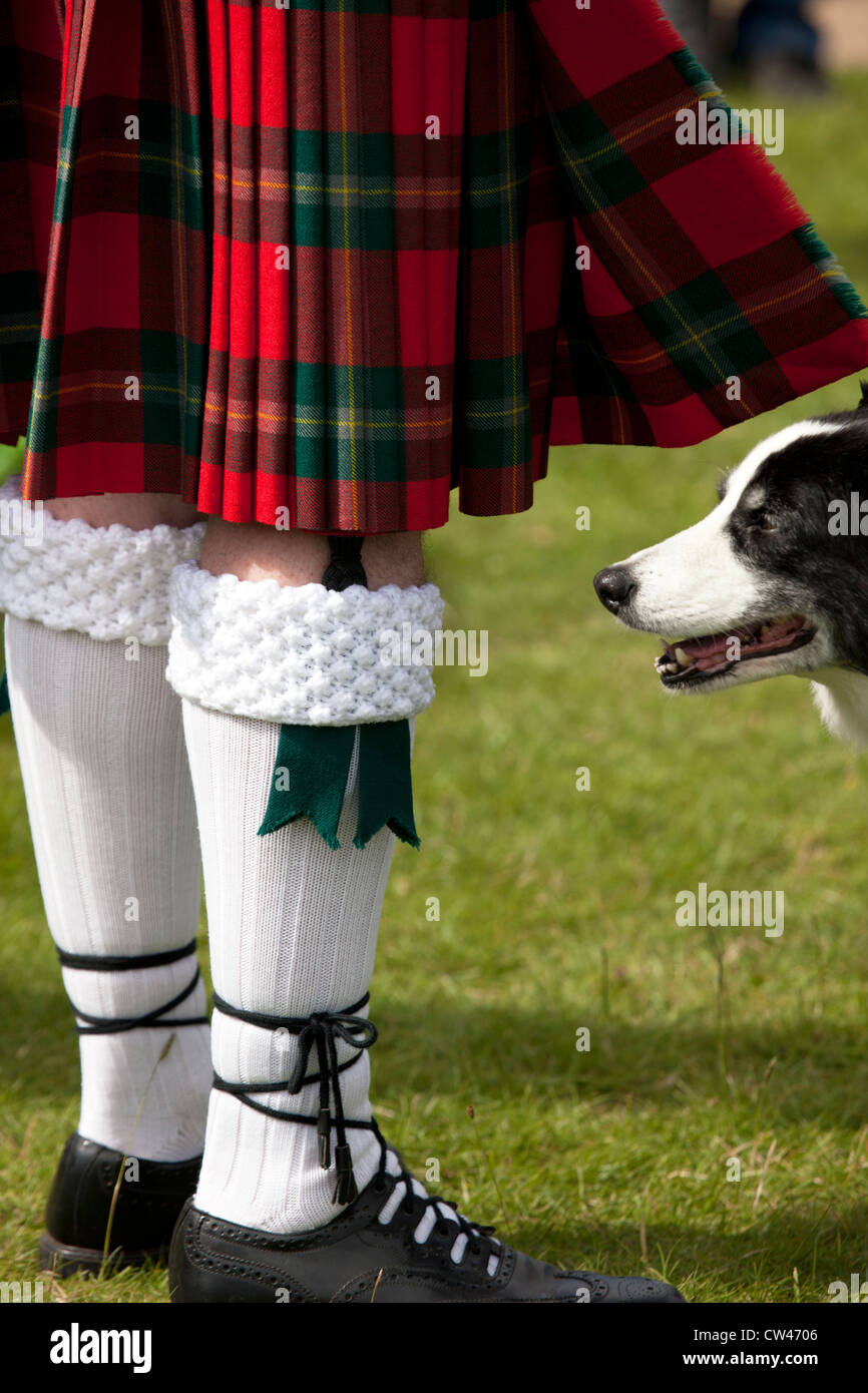 En kilt écossais des Highlands et de vêtements le kilt jusqu'au sol. Avec tête de berger et visibles à l'échelle locale les jeux des highlands Banque D'Images