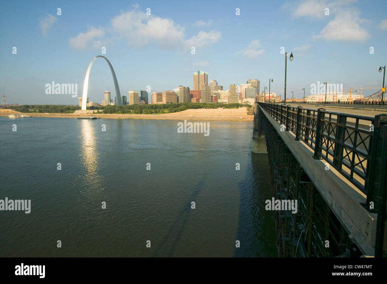 Gateway Arch et les toits de St Louis, Missouri au lever du soleil à partir de pont dans la région de East Saint Louis, Illinois sur le fleuve Mississippi Banque D'Images