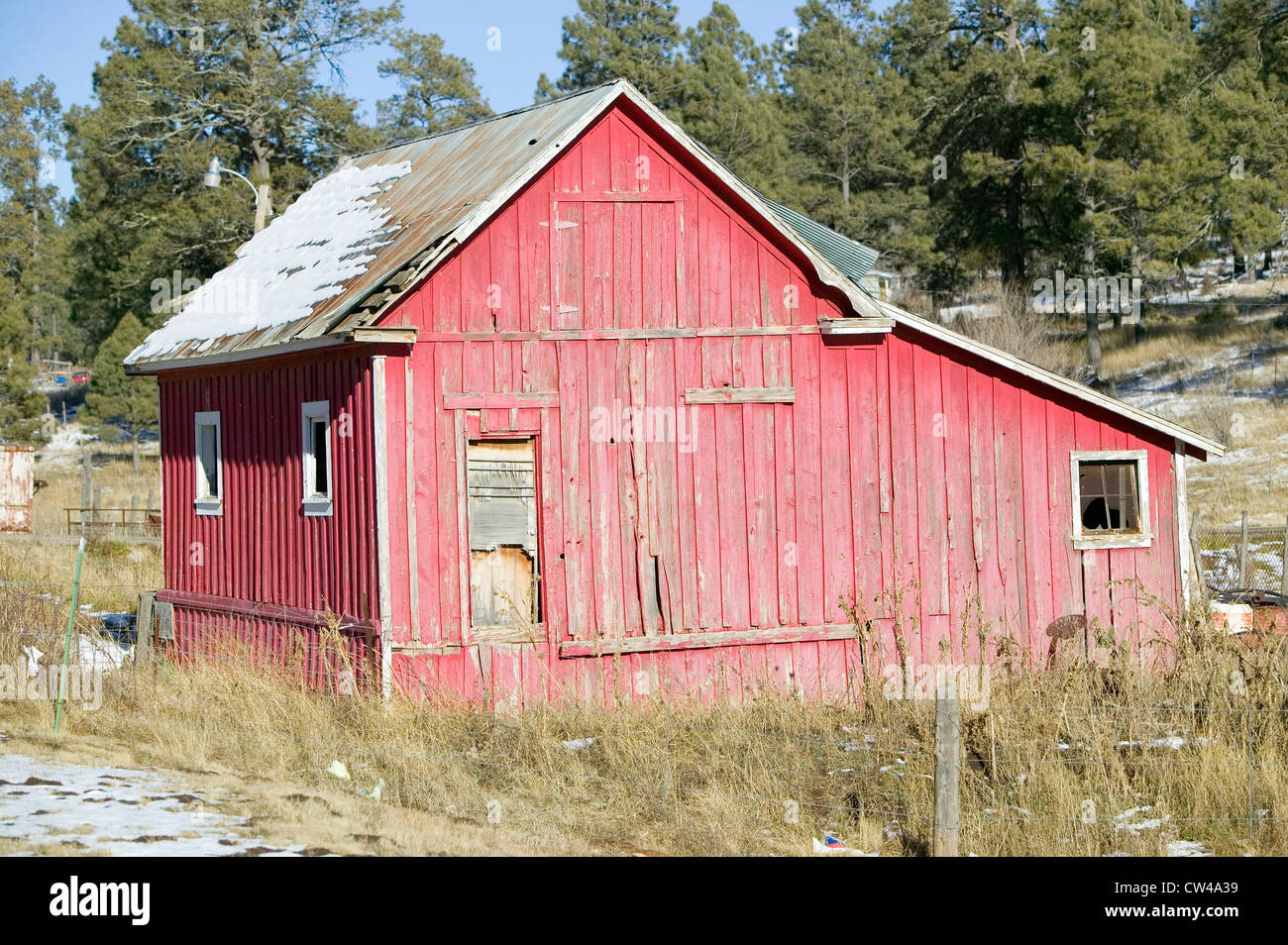 Grange rouge sur apache Mescalero Indian Reservation près de Ruidoso et Alto, Nouveau Mexique Banque D'Images