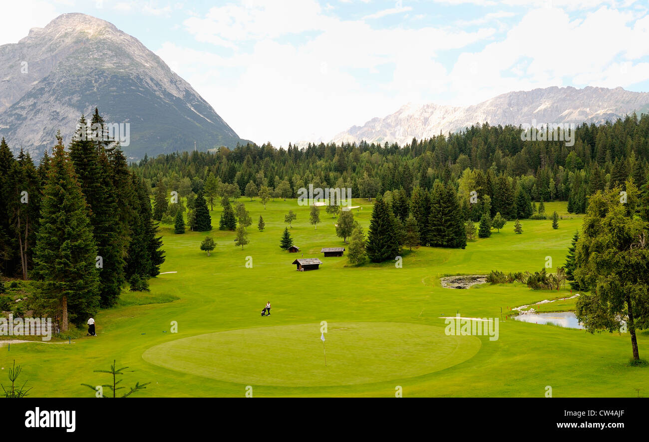 Cours de golf de Seefeld, dans les Alpes autrichiennes, entouré de montagnes et d'arbres alpins. Banque D'Images