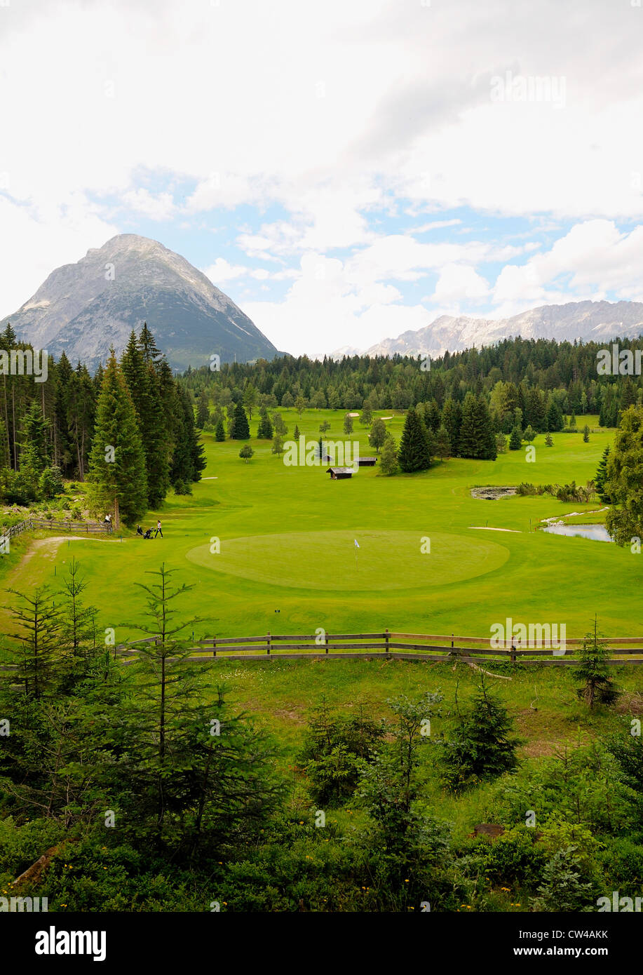 Cours de golf de Seefeld, dans les Alpes autrichiennes, entouré de montagnes et d'arbres alpins. Banque D'Images