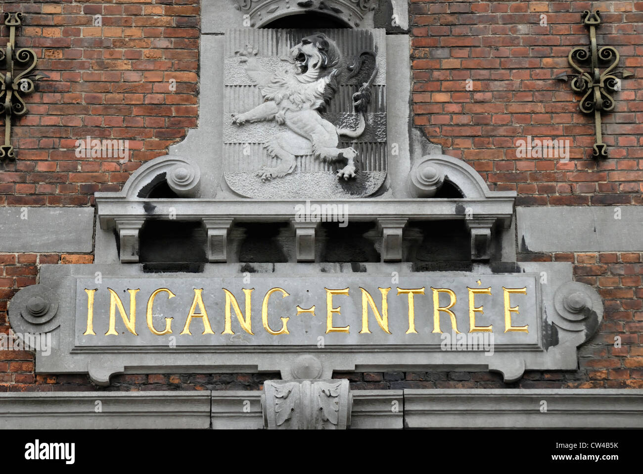 Oudenaarde / Audenarde, Belgique. Entrée 'bilingue' signe sur l'ancienne gare ferroviaire. Néerlandais - Ingang ; français - entrée plat Banque D'Images