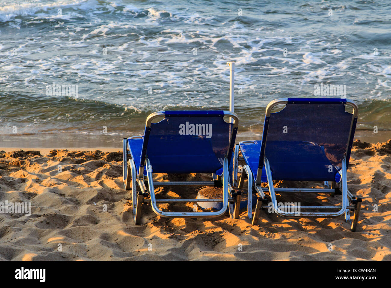 Deux chaises longues sur la plage de Crete Banque D'Images