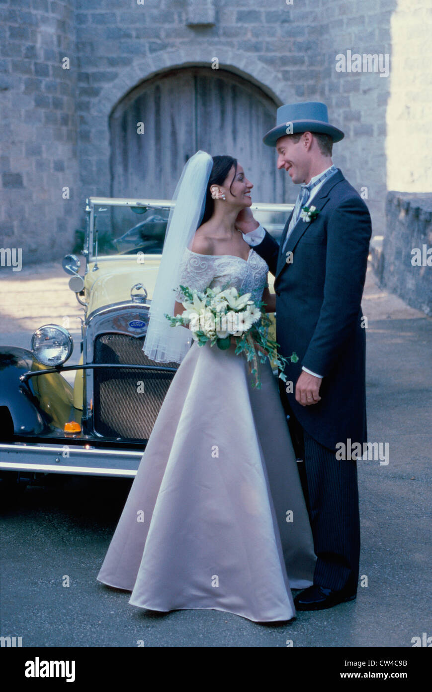 Couple debout devant un antique car Banque D'Images