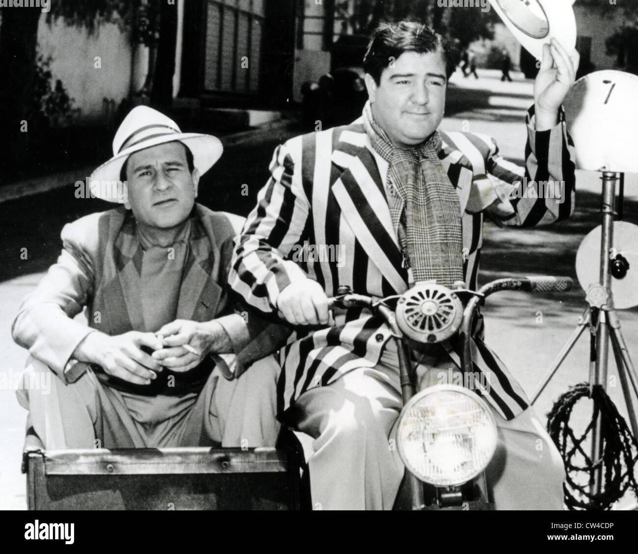 ABBOTT ET COSTELLO comédiens du film nous avec Bud Abbot à gauche Banque D'Images