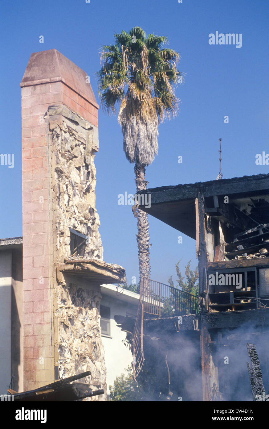 Un immeuble en feu à la suite du tremblement de terre de Northridge en 1994 Banque D'Images