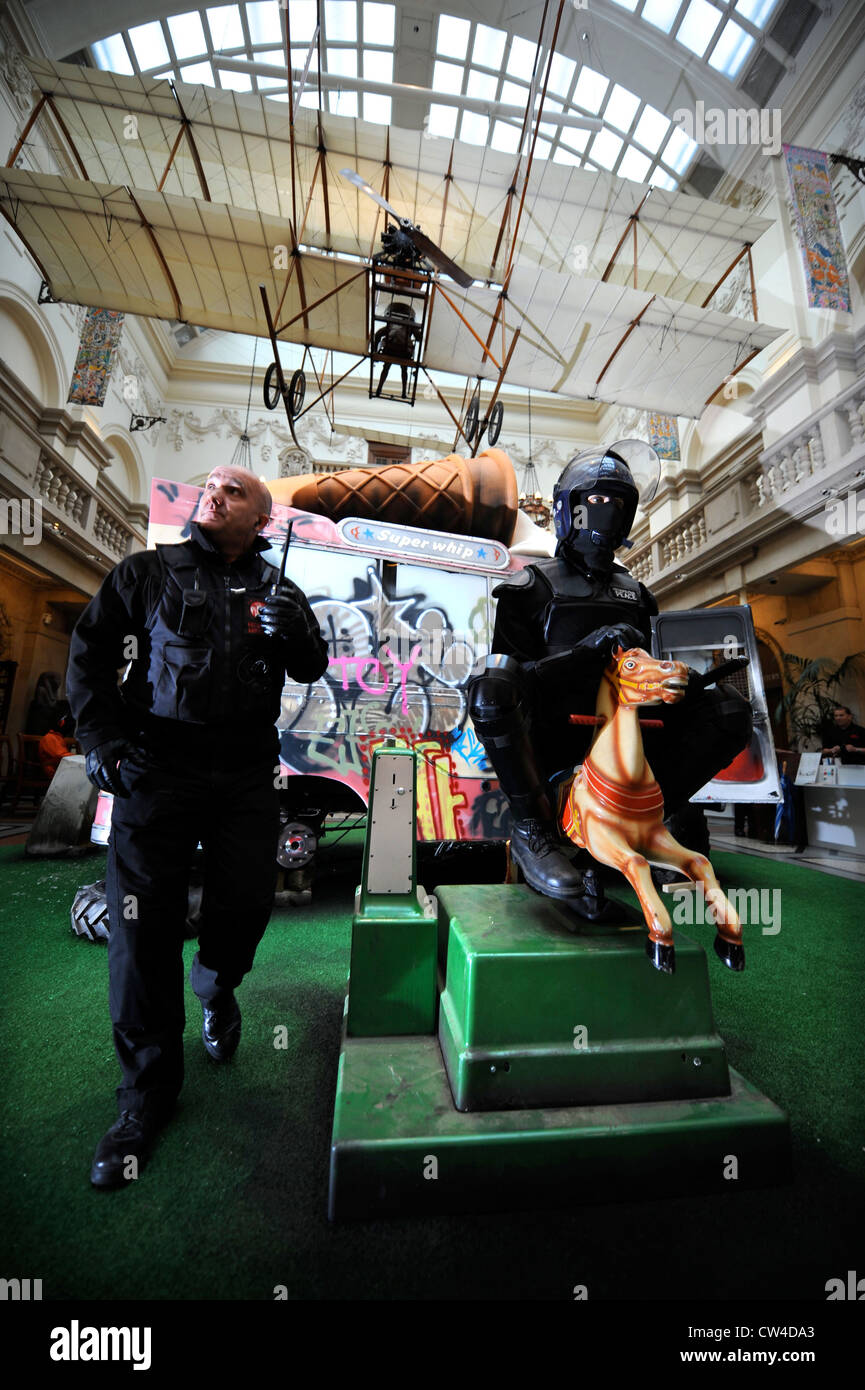 L 'Banksy Versus Bristol Museum' exposition Juin 2009 - Riot policier à cheval un cheval de foire Banque D'Images