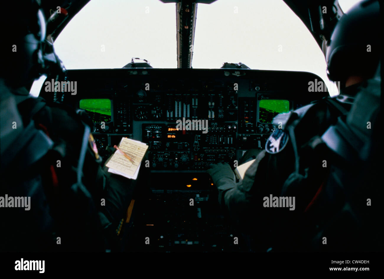 Vue arrière de deux pilotes de chasse dans un B-1B Le cockpit de l'avion Banque D'Images