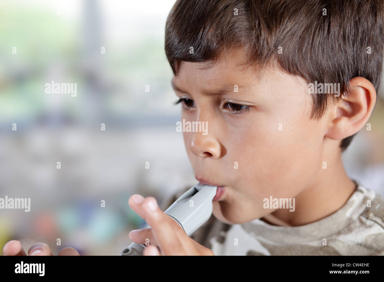 Un jeune garçon joue un enregistreur avec concentration - faible profondeur de champ avec copie espace à gauche Banque D'Images