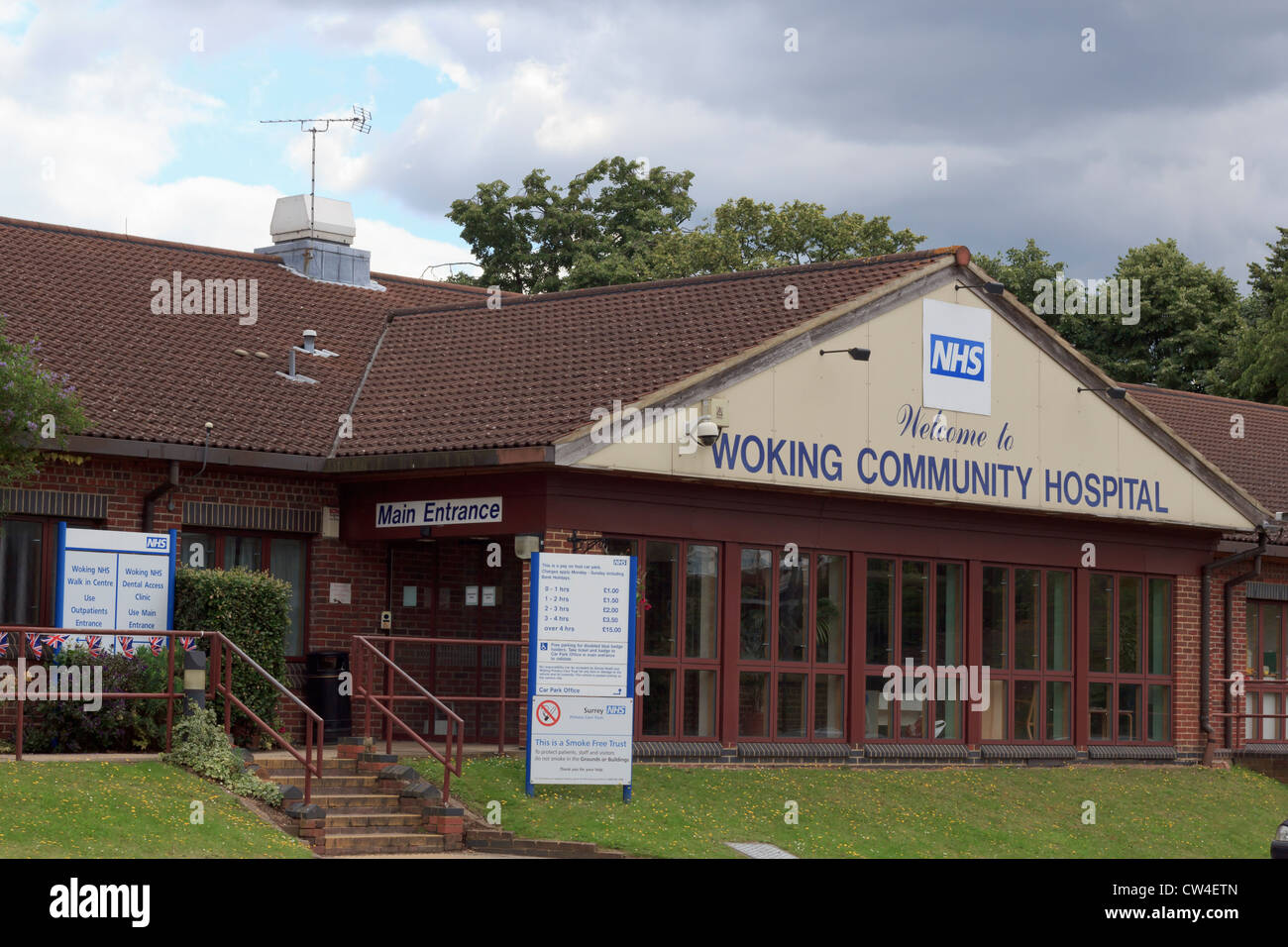 L'Hôpital communautaire de Woking NHS Entrée principale Banque D'Images