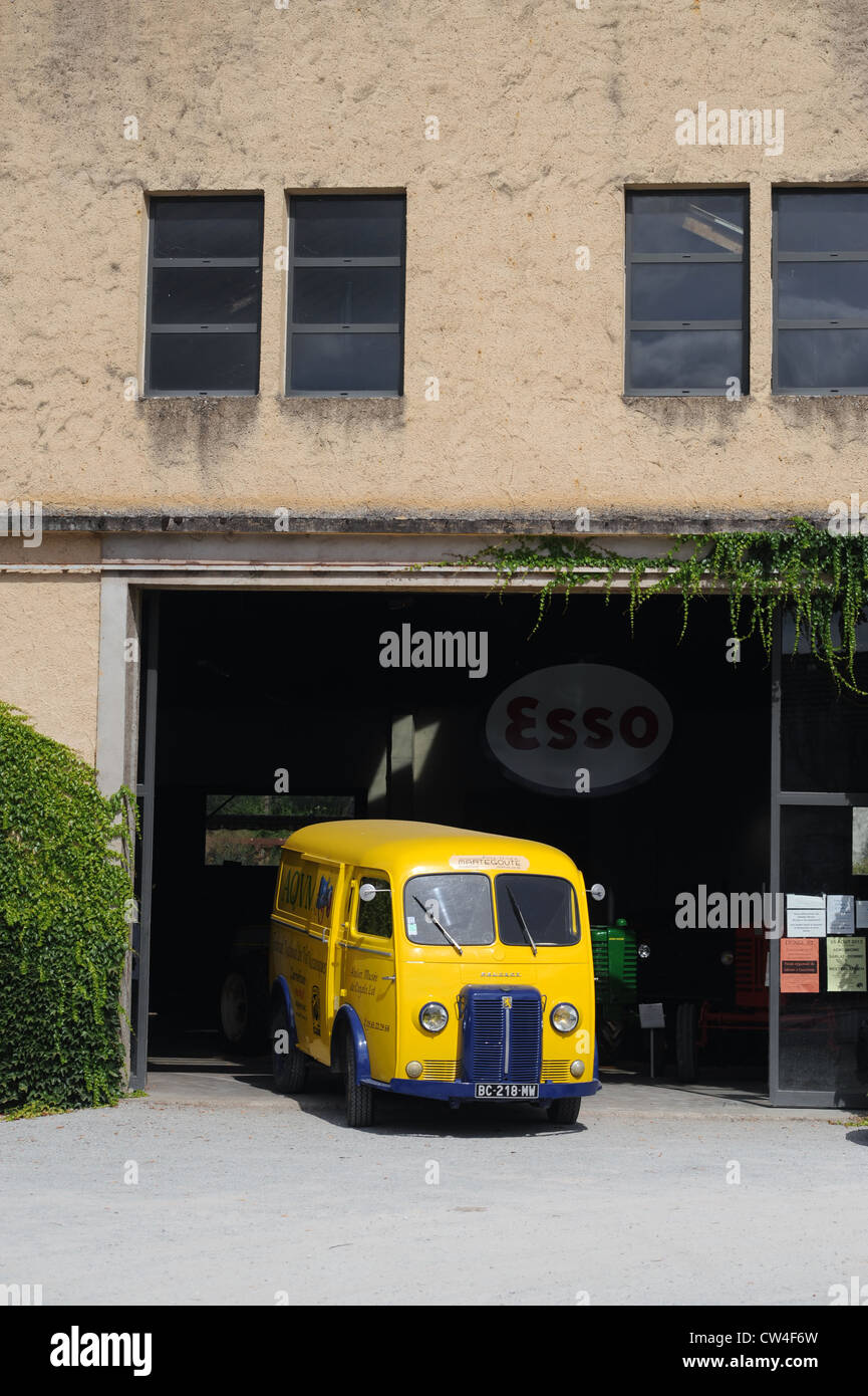 La ferme musée de véhicules anciens dans le village de Cazals dans le Lot Région du sud ouest de la France l'Europe y compris Peugeot jaune van Banque D'Images