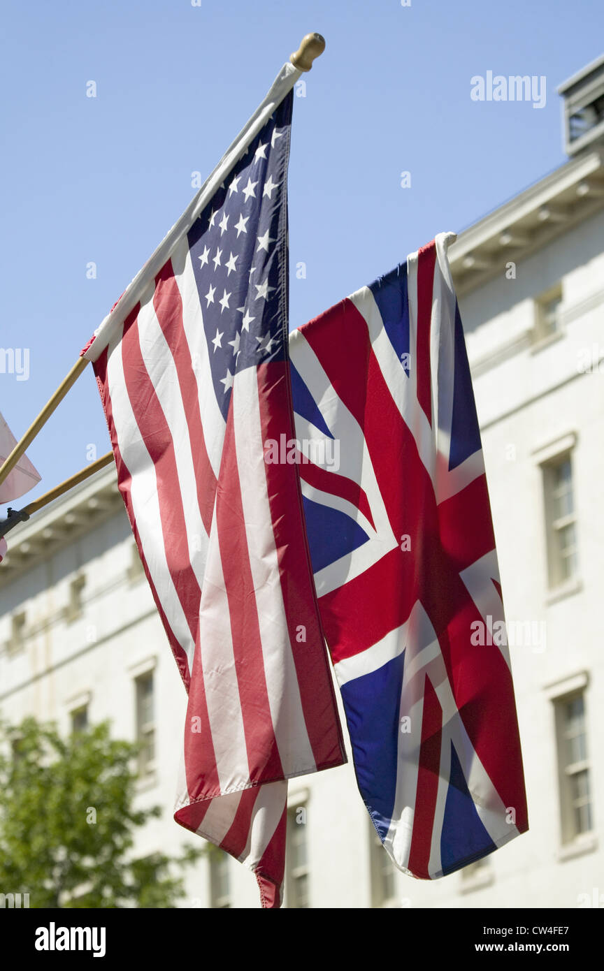 Drapeau américain accroché avec Union Jack drapeau britannique à côté de White House Washington DC symbolisant des rapports particuliers entre Banque D'Images
