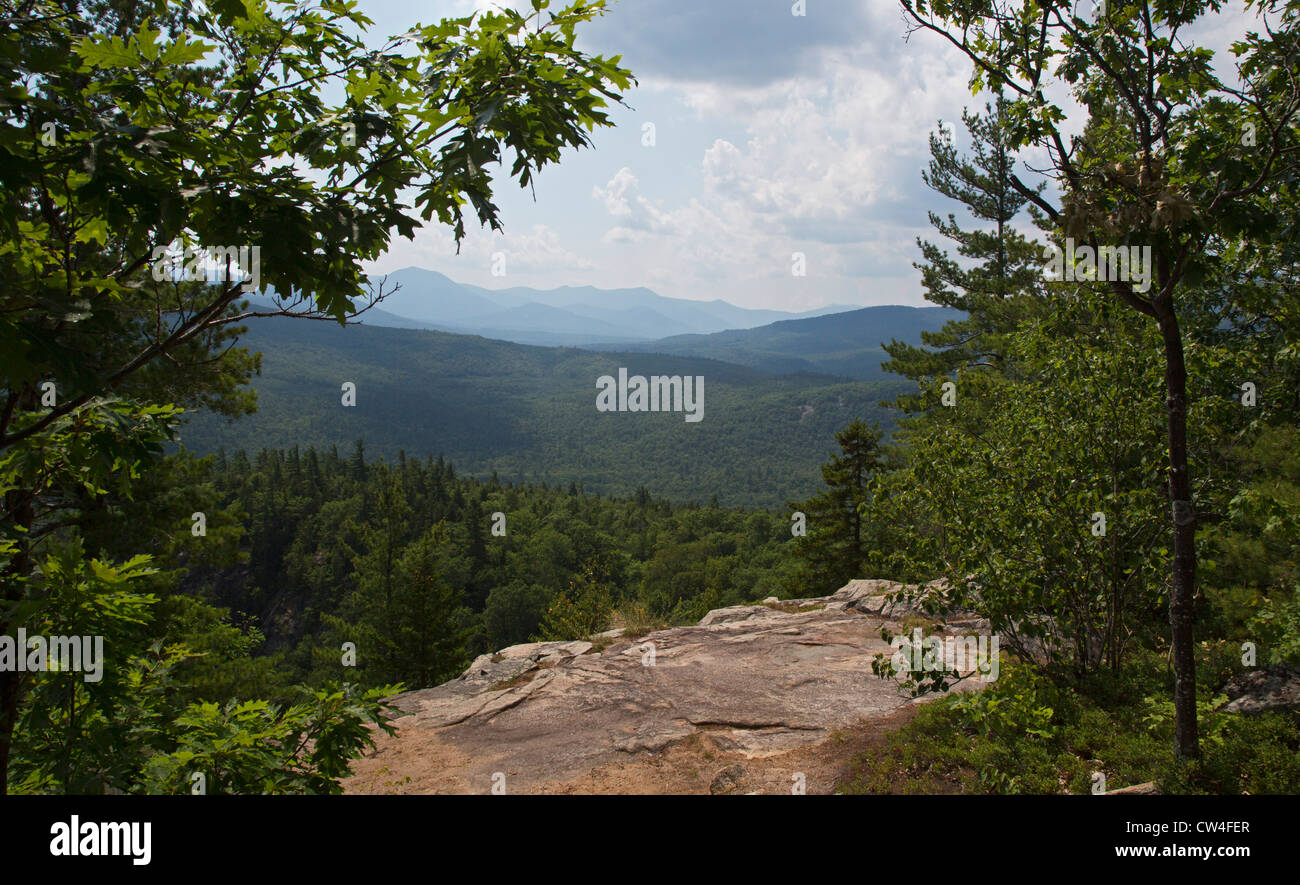 Conway, New Hampshire - une vue sur les montagnes Blanches du sentier en boucle de Boulder dans White Mountain National Forest. Banque D'Images