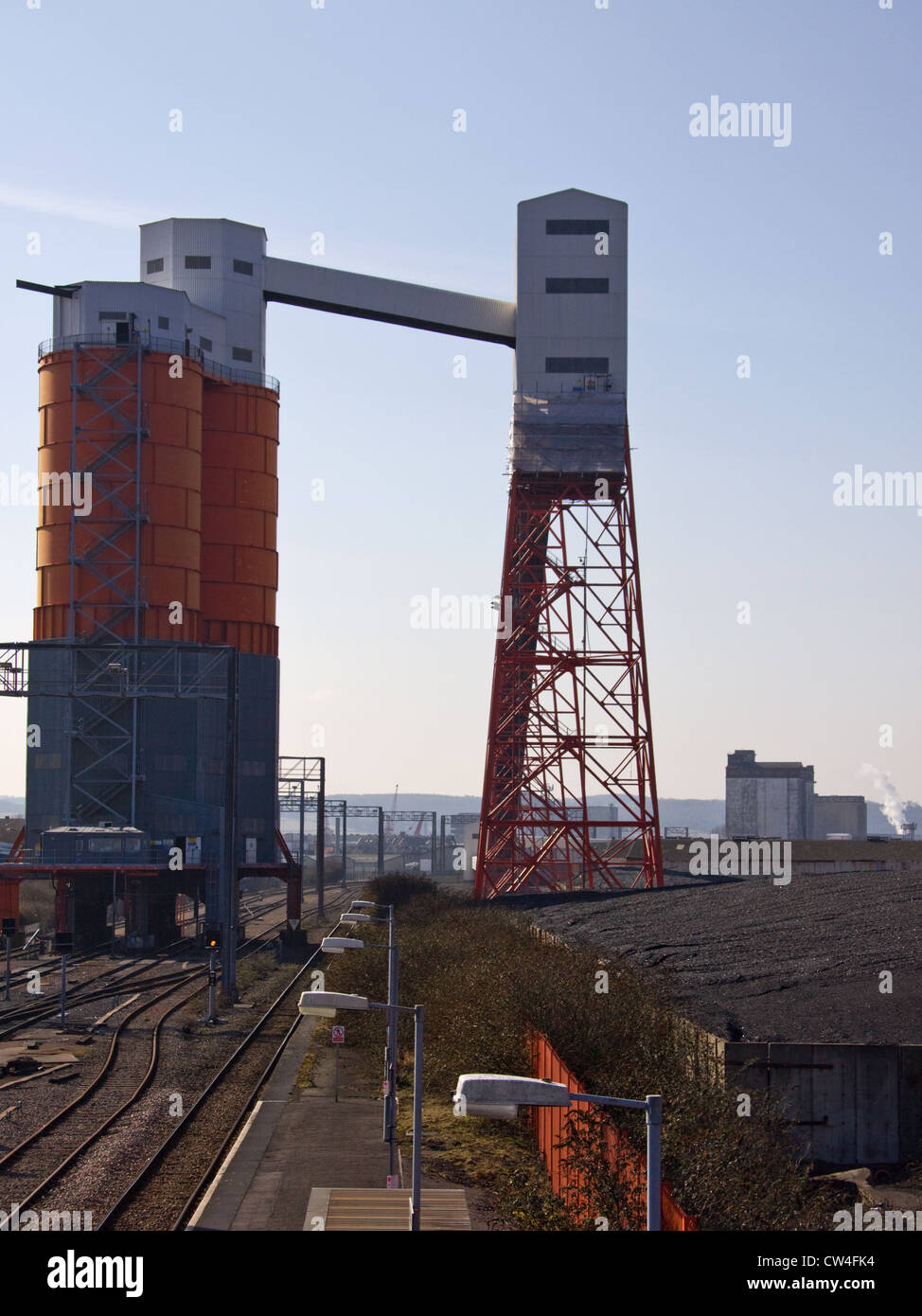 Stocks de charbon importé prêt à être chargé sur les wagons de fret ferroviaire de quais à Avonmouth UK Banque D'Images