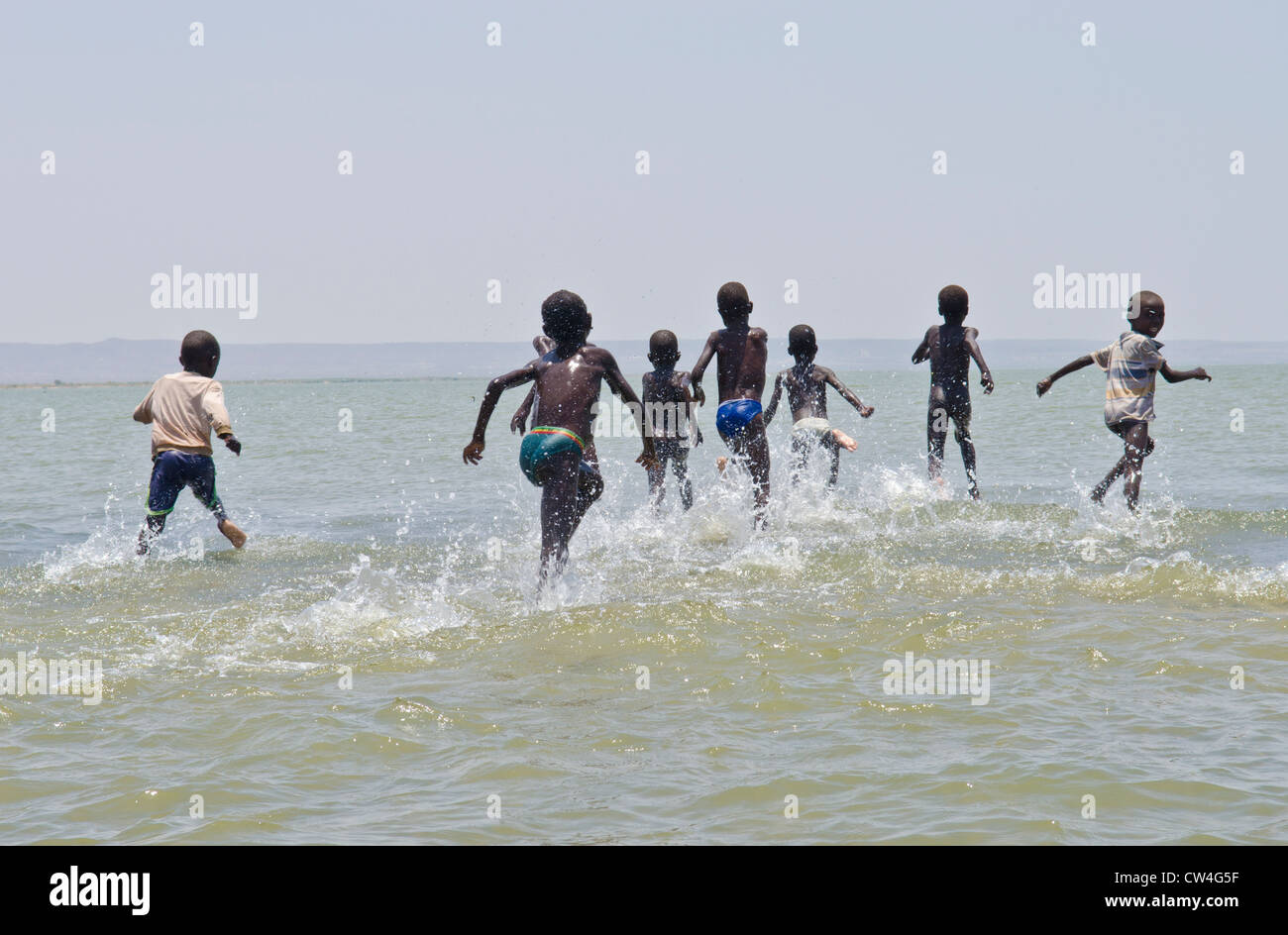 Les enfants jouant dans le lac Turkana, au nord du Kenya Turkana Banque D'Images