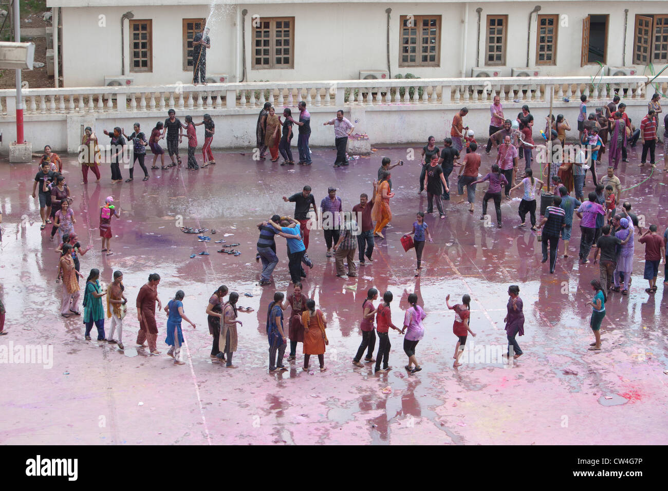 Les personnes bénéficiant pendant le festival des couleurs Holi - Banque D'Images