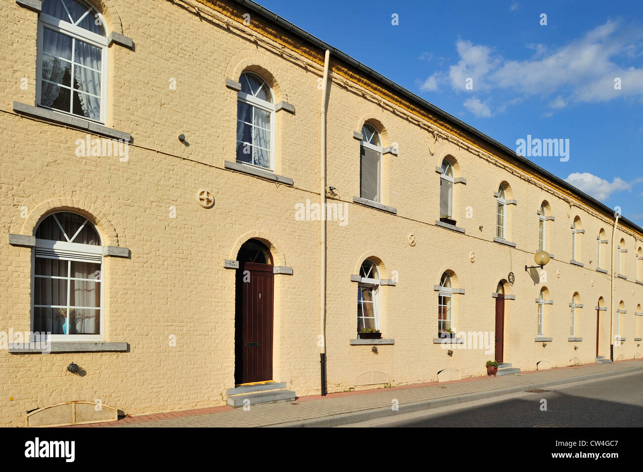 Maisons en rangée jaune dans les mines de charbon pour le complexe d'habitation Bois-du-Luc charbon à Houdeng-Aimeries, Hainaut, Belgique Banque D'Images