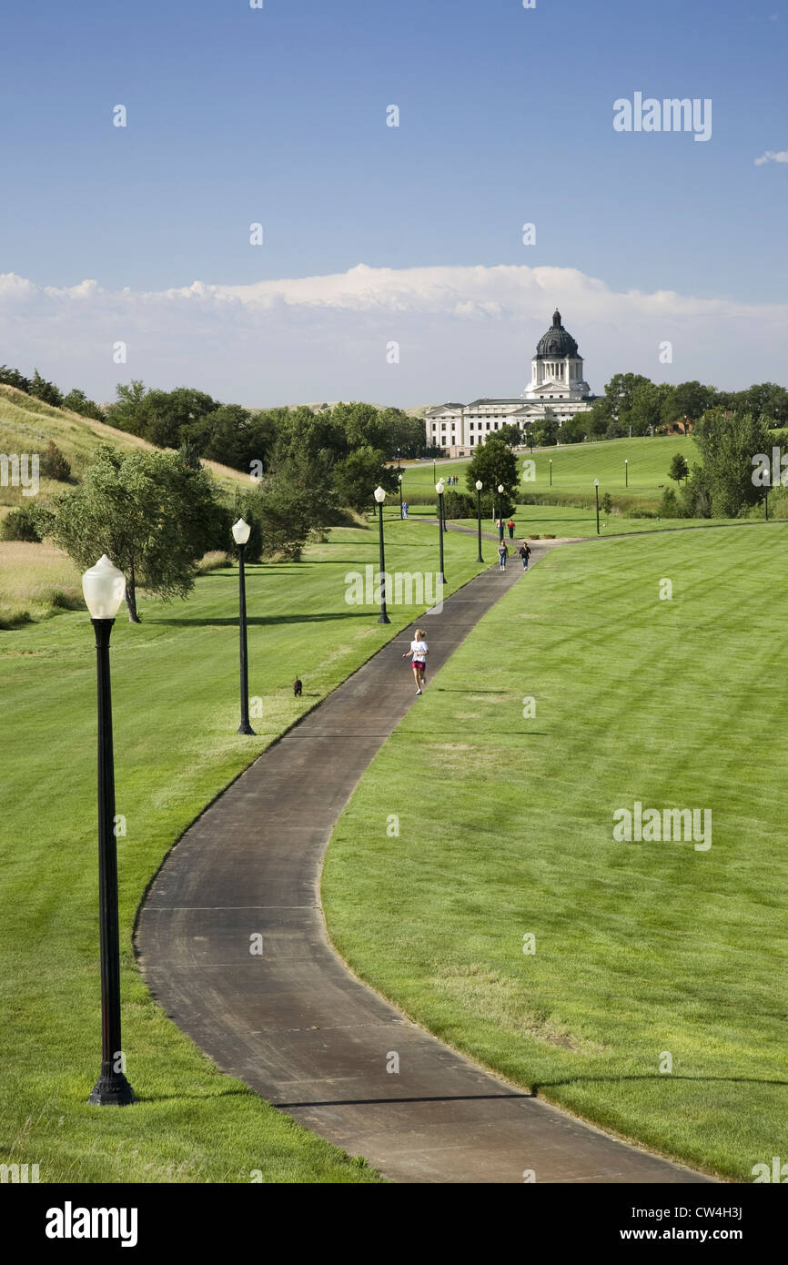 Piste de jogging dans le parc de la ville menant à South Dakota State Capitol et complexe, Pierre, Dakota du Sud Banque D'Images