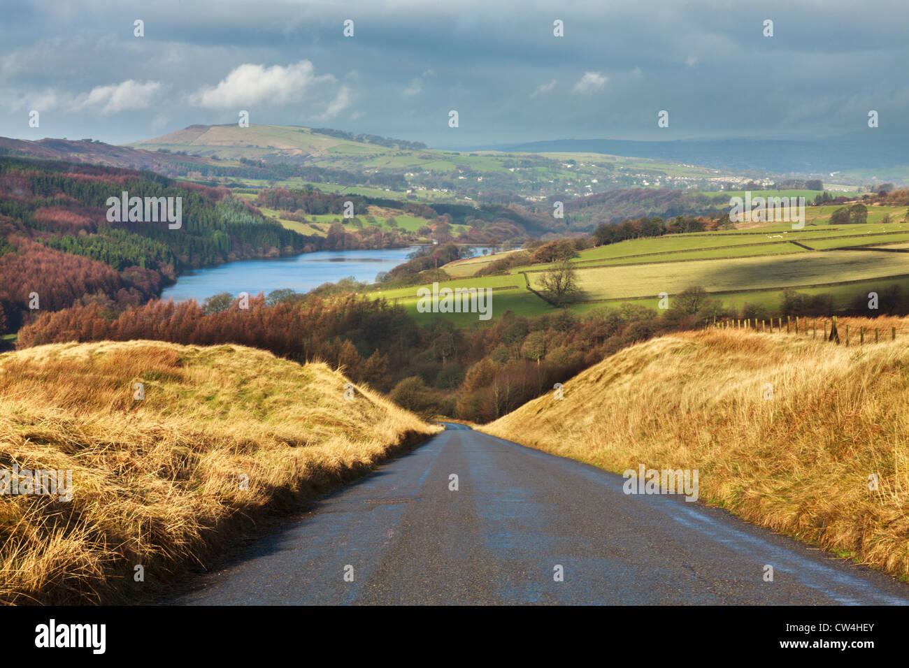 Panorama sur le lac dans le Derbyshire montrant des collines Banque D'Images