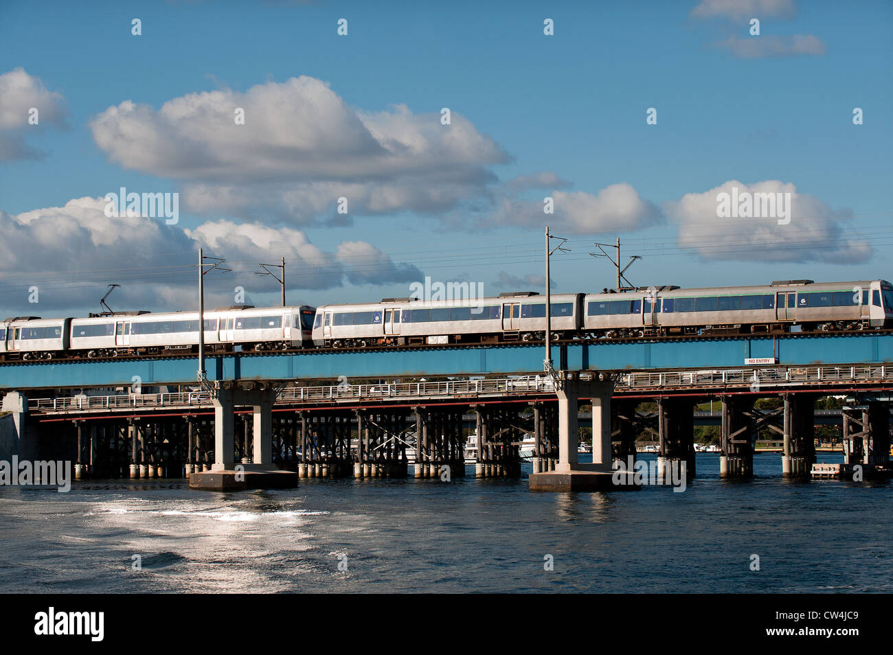 Swan River Fremantle en Australie occidentale - un train de voyageurs traversant le pont ferroviaire de Fremantle en Australie occidentale. Banque D'Images