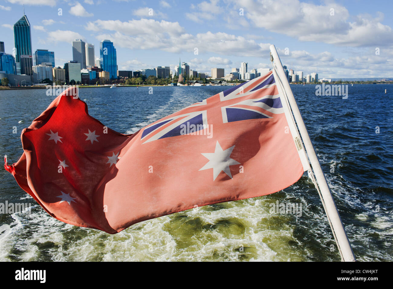 Swan River Perth Western Australia - l'Australian Red Ensign flotter sur un bateau qu'il quitte la ville de Perth Banque D'Images