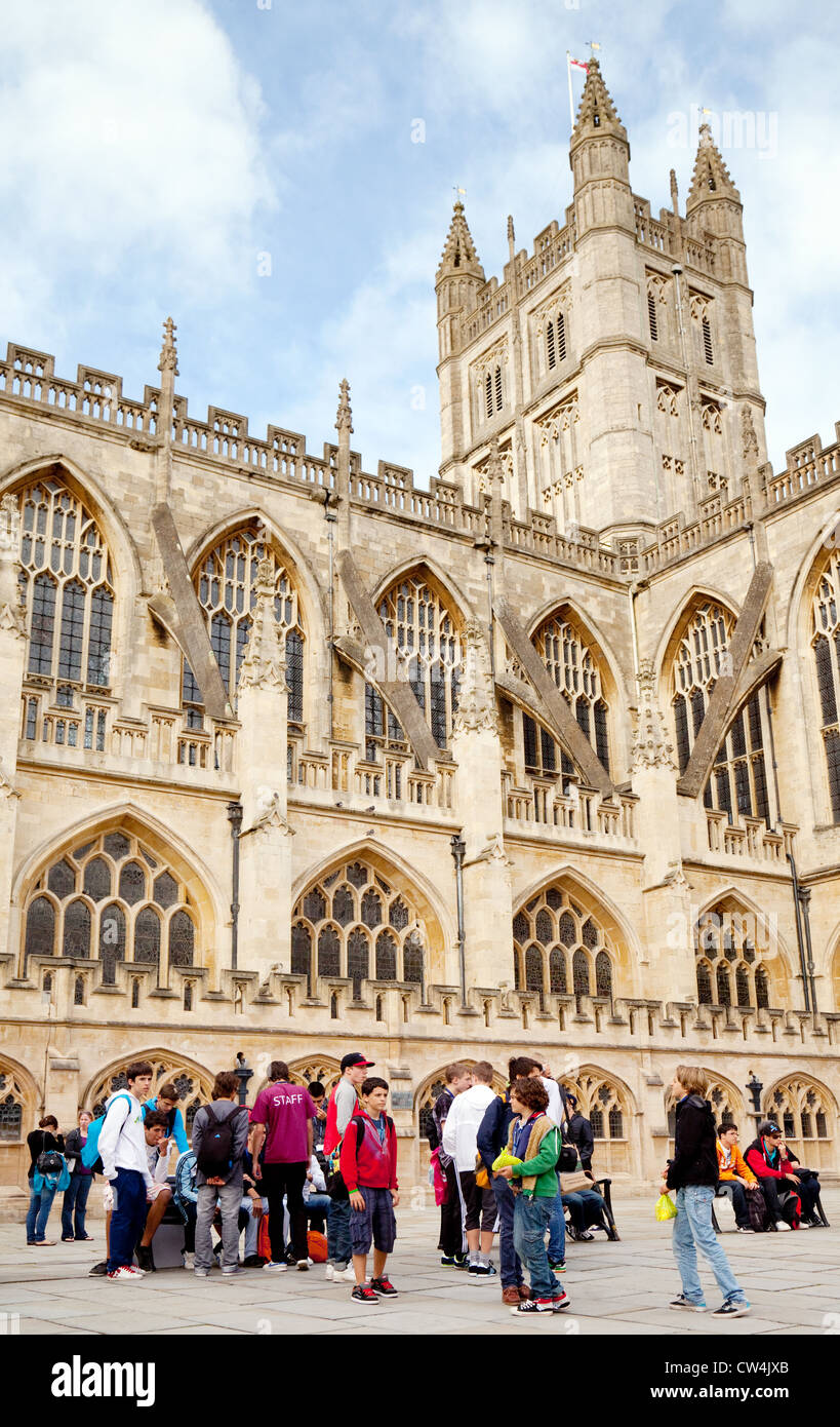 Les touristes dans le cimetière de l'abbaye, centre-ville en été, baignoire Somerset UK Banque D'Images