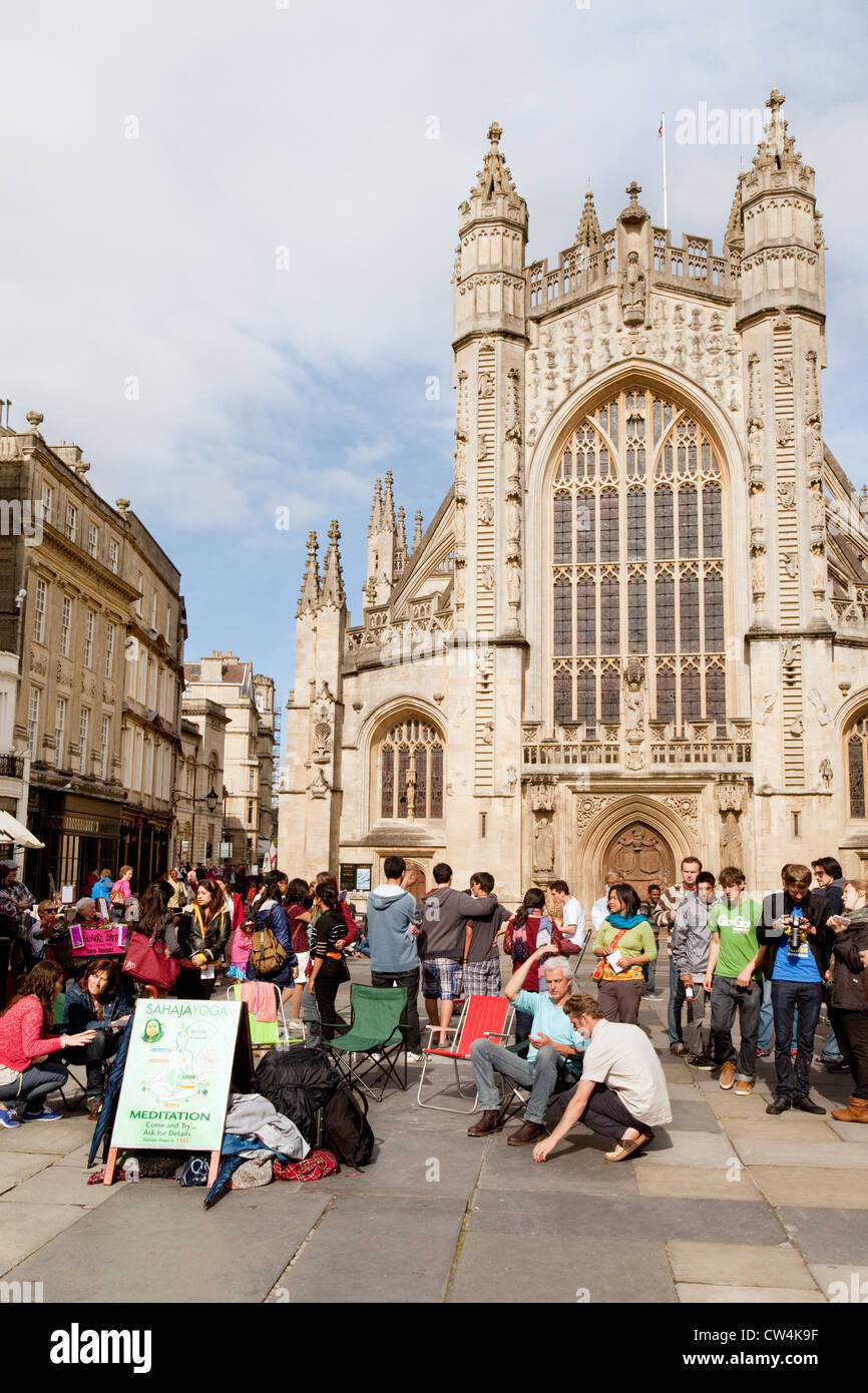 Des foules de gens dans le cimetière de l'abbaye, centre-ville en été, baignoire Somerset UK Banque D'Images