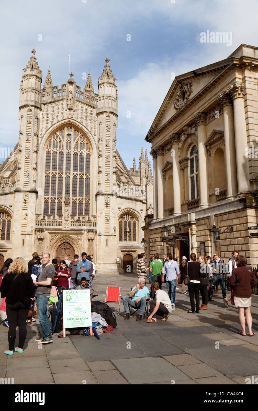 Les gens de l'abbaye de Bath cimetière par l'entrée des bains romains, le centre-ville de Bath Somerset UK Banque D'Images