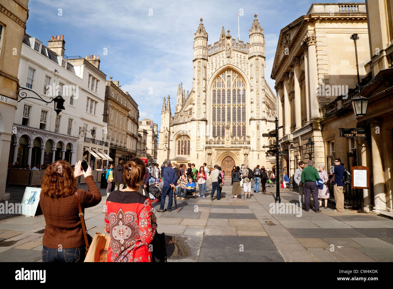 Les touristes de prendre une photo de l'abbaye de Bath sous le soleil d'été, le centre-ville, baignoire Somerset UK Banque D'Images