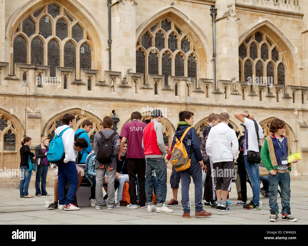Un groupe d'étudiants étrangers visitant l'abbaye de Bath, Bath Somerset UK Banque D'Images