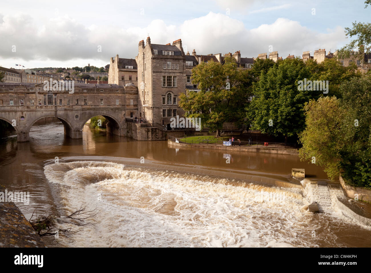 Pulteney Bridge et Pulteney Weir après de fortes pluies, la rivière Avon à Bath, Somerset, Royaume-Uni Banque D'Images